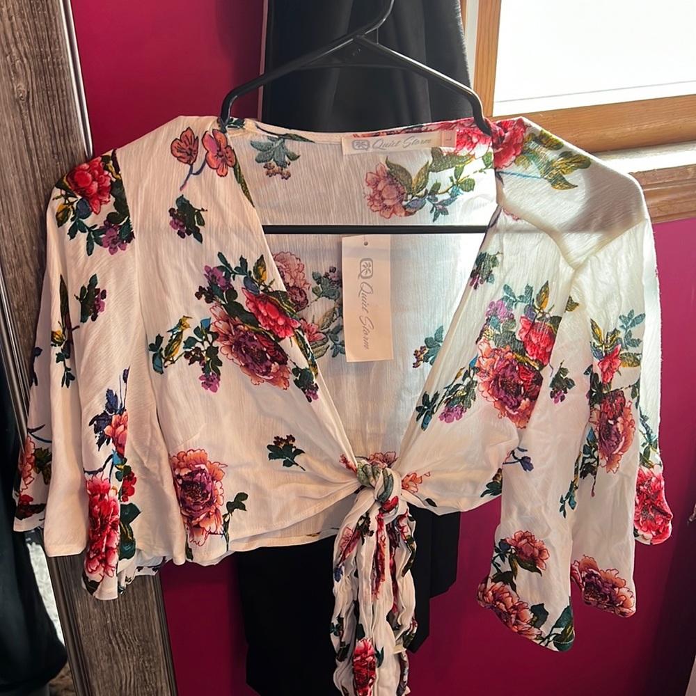 BRAND NEW Floral crop blouse Size: Large